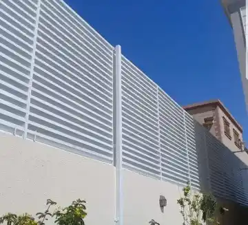 تركيب سواتر بلاستيك وخشب بتصاميم متنوعة تناسب كل الاحتياجات